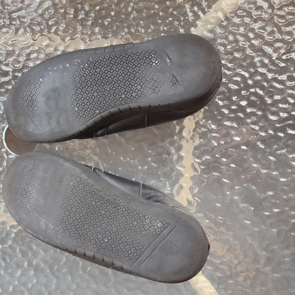 Louis Vuitton Men's Sneakers. With original Louis Vuitton bags for each shoe. - Picture 15 of 16